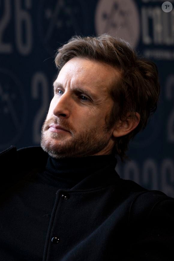C’est là qu’il a joué, vécu et tourné ses premiers films avec ses proches.

Philippe Lacheau en interview du " Marsupilami " lors du 29ème Festival International du Film de Comédie de l'Alpe d'Huez le 22 janvier 2026 à l'Alpe d'Huez, France. © Sandrine Thesillat/PsNewZ/Bestimage