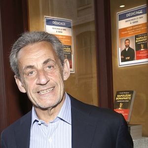 Exclusif - Louis Sarkozy en séances de dédicaces pour son livre "Napoléon Bonaparte - L'empire des livres" (Éditions Passés composés) à la librairie Lamartine à Paris. Sa femme Natali Husic (enceinte) et son père, Nicolas Sarkozy, étaient présents à ses côtés. Plusieurs hautes personnalités sont également venues à l'instar de Michel Barnier, Benjamin Haddad (Ministre délégué auprès du ministre de l’Europe et des Affaires étrangères, chargé de l'Europe) ou Eliot Deval (journaliste CNEWS). Paris, le 21 mai 2025.
© Cédric Perrin/Bestimage