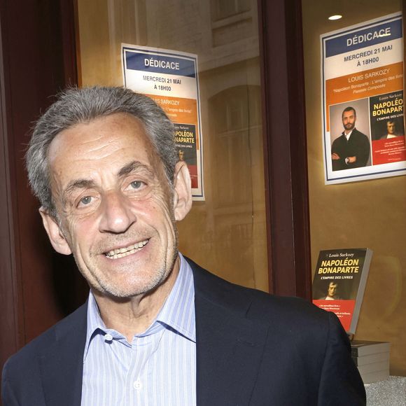 Exclusif - Louis Sarkozy en séances de dédicaces pour son livre "Napoléon Bonaparte - L'empire des livres" (Éditions Passés composés) à la librairie Lamartine à Paris. Sa femme Natali Husic (enceinte) et son père, Nicolas Sarkozy, étaient présents à ses côtés. Plusieurs hautes personnalités sont également venues à l'instar de Michel Barnier, Benjamin Haddad (Ministre délégué auprès du ministre de l’Europe et des Affaires étrangères, chargé de l'Europe) ou Eliot Deval (journaliste CNEWS). Paris, le 21 mai 2025.
© Cédric Perrin/Bestimage