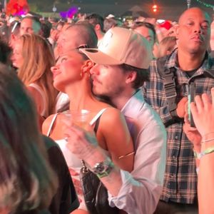 De nombreuses stars étaient présentes durant ce week-end de fête. 

Brooklyn Beckham et sa femme Nicola Peltz à Coachella. Photo par Backgrid USA / Bestimage