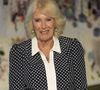 Fini le blond platine et les reflets gris, Camilla affiche désormais une couleur chaude et lumineuse qui illumine son visage. 

La reine Camilla (Camilla Parker Bowles, reine consort d'Angleterre) assiste au Queen's Reading Room Festival à Chatsworth House à Bakewell, dans le Derbyshire. Date de la photo : vendredi 19 septembre 2025. PA Photo/ Bestimage