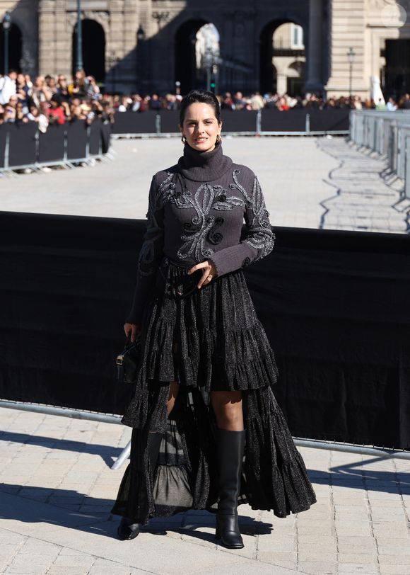 Noémie Merlant arrive au défilé Louis Vuitton Collection Femme Prêt-à-Porter Printemps/Eté 2026 lors de la Fashion Week de Paris (PFW) dans la Cour Carrée du Louvre, à Paris, France, le 30 septembre 2025. © Denis Guignebourg/Bestimage