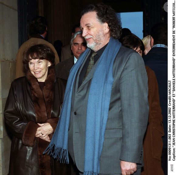 Jean Christophe Mitterrand et sa mère Danielle Mitterrand à l'enterrement de Robert Mitterrand à la chapelle de l'école militaire, le 13/12/2002. Crédit Jean Louis Macault / Bestimage