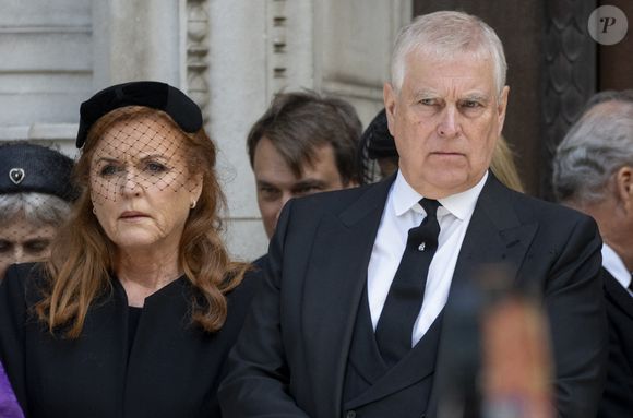 Sarah Ferguson et Andrew Mountbatten-Windsor quittant la cathédrale de Westminster après les funérailles de la Duchesse de Kent. Photo par GOFF  / BESTIMAGE
