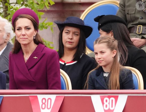 La princesse de Galles et la princesse Charlotte regardent le défilé militaire pour le 80e anniversaire du jour de la Victoire en Europe, au palais de Buckingham, dans le centre de Londres. Lundi 5 mai 2025. Photo by Jonathan Brady/PA Wire/ABACAPRESS.COM