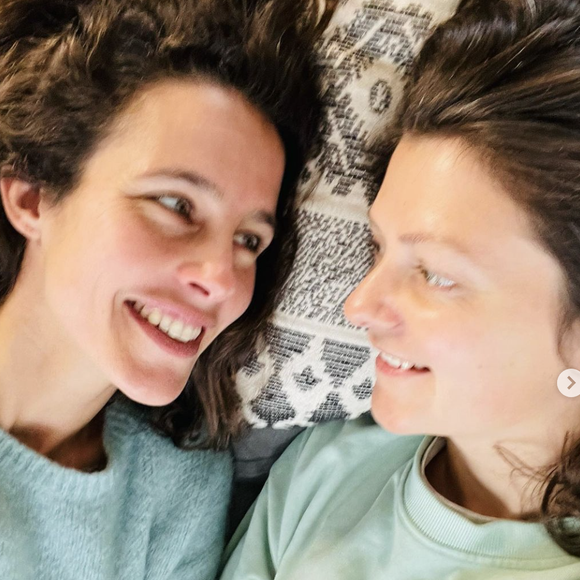 Bienvenue à la petite Colette et félicitations à toute la famille !
Clémence Castel et sa compagne Marie.
