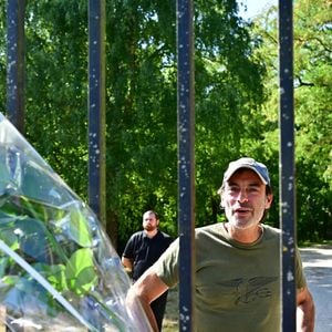 Aujourd’hui pourtant, l’atmosphère semble apaisée. "Maintenant, je me sens bien. Je me sens apaisé, beaucoup plus serein.", a récemment déclaré Anthony Delon sur Instagram.

Exclusif - Un an pour jour après le décès d'Alain Delon, son fils Anthony (avec Loubo, le berger belge de son père) lui a rendu hommage au domaine familial de Douchy dans le Loiret, France, le 18 août 2025. © Christian Liewig/Bestimage