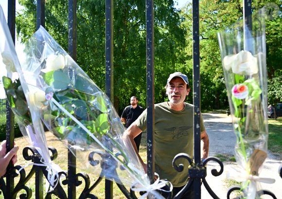 Aujourd’hui pourtant, l’atmosphère semble apaisée. "Maintenant, je me sens bien. Je me sens apaisé, beaucoup plus serein.", a récemment déclaré Anthony Delon sur Instagram.

Exclusif - Un an pour jour après le décès d'Alain Delon, son fils Anthony (avec Loubo, le berger belge de son père) lui a rendu hommage au domaine familial de Douchy dans le Loiret, France, le 18 août 2025. © Christian Liewig/Bestimage