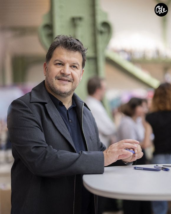 S'il a toujours eu le rêve d'écrire, il s'est d'abord orienté vers des études d'économies afin de devenir professeur avant d'envisager vivre de sa plume... 

Guillaume Musso lors du Salon du livre de Paris, le 17 avril 2026 à Paris, France. Photo Eliot Blondet/Abaca