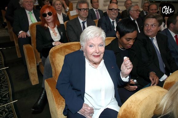 La chanteuse et actrice vient de publier "Les Archives de ma vie", aux éditions Denoël.

Line Renaud, Mylène Farmer et Fabien Galthié - Guy Savoy est intronisé à l’Académie des Beaux-Arts, sous la Coupole de l'Institut de France à Paris, France, le 20 Mai 2026. © Bertrand Rindoff / Bestimage