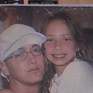 Eminem a diffusé les images de l'annonce de la grossesse de sa fille dans un clip émouvant diffusé en octobre.

Capture du clip d'Eminem dans lequel il découvre la grossesse de sa fille. Photo par Backgrid UK/ Bestimage