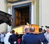 Les hommages ont rapidement afflué, notamment de la part du groupe TF1, qui a salué une animatrice bienveillante, proche des téléspectateurs et marquante pour plusieurs générations. 

Le cercueil de la défunte aux obsèques d'Evelyne Leclercq en la cathédrale Sainte-Réparate de Nice, France, le 13 janvier 2026. Une tenue blanche ou claire est souhaitée pour la cérémonie. Ni fleurs, ni couronnes. Selon la volonté de la défunte Evelyne, des dons en faveur du pôle cancérologie Arnault Tzanck pourront être effectués par chèque à l'ordre de FDD AAT ou via un lien numérique HelloAsso - Campagne de dons, Institut du Cancer de Mougins. © Bruno Bebert/Bestimage