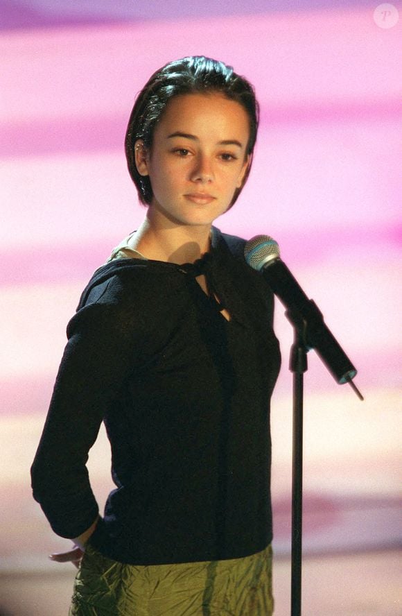 Dua Lipa a cette fois-ci choisi un hymne générationnel : "Moi… Lolita", le tube d’Alizée qui avait propulsé la chanteuse corse au rang d’icône en 2000...

Alizée . Photo by Max Colin/ABACAPRESS.COM