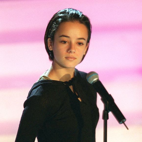 Dua Lipa a cette fois-ci choisi un hymne générationnel : "Moi… Lolita", le tube d’Alizée qui avait propulsé la chanteuse corse au rang d’icône en 2000...

Alizée . Photo by Max Colin/ABACAPRESS.COM