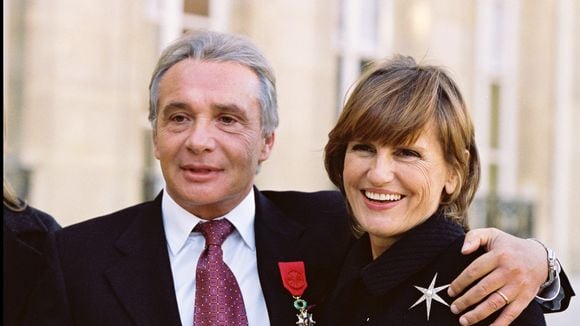 Michel Sardou se la coule douce dans sa villa "démesurée" de 600 mètres carrés dans le Var, protégée du reste du monde