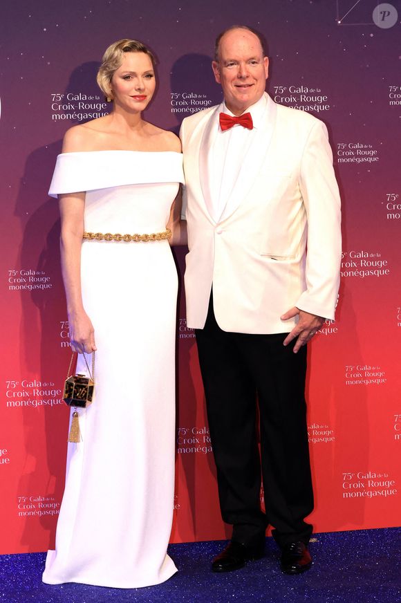 Afin d'assister à la première soirée de gala de charité de Provale Solidarité, syndicat national des joueuses et joueurs de rugby en France

Le prince Albert II et la princesse Charlène de Monaco - 75ème édition du Gala de la Croix Rouge monégasque au Sporting Monte-Carlo à Monaco le vendredi 19 juillet 2024. © Claudia Albuquerque / Bestimage