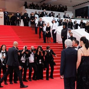 Robert de Niro et sa compagne Tiffany Chen - Montée des marches du film « Partir un jour » pour la cérémonie d’ouverture du 78ème Festival International du Film de Cannes, au Palais des Festivals à Cannes. Le 13 mai 2025
© Jacovides-Moreau / Bestimage