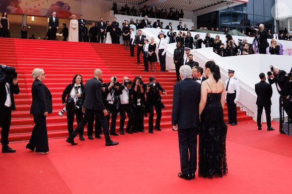 Robert de Niro et sa compagne Tiffany Chen - Montée des marches du film « Partir un jour » pour la cérémonie d’ouverture du 78ème Festival International du Film de Cannes, au Palais des Festivals à Cannes. Le 13 mai 2025
© Jacovides-Moreau / Bestimage