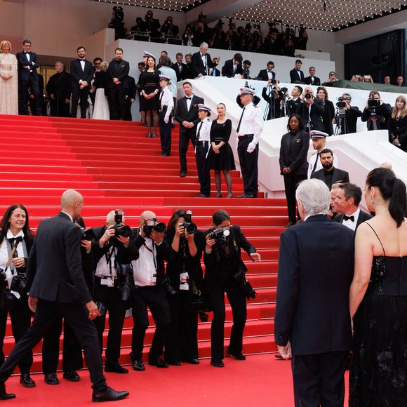 Robert de Niro et sa compagne Tiffany Chen - Montée des marches du film « Partir un jour » pour la cérémonie d’ouverture du 78ème Festival International du Film de Cannes, au Palais des Festivals à Cannes. Le 13 mai 2025
© Jacovides-Moreau / Bestimage