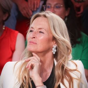 À 60 ans, elle s'épanouit plus que jamais loin de l'agitation parisienne.

Exclusif - Estelle Lefebure - Plateau de l'émission "C à vous" lors du 79ème Festival International du Film de Cannes le 22 mai 2026. © Jack Tribeca / Bestimage