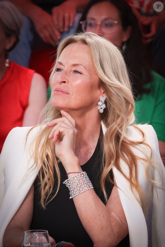 À 60 ans, elle s'épanouit plus que jamais loin de l'agitation parisienne.

Exclusif - Estelle Lefebure - Plateau de l'émission "C à vous" lors du 79ème Festival International du Film de Cannes le 22 mai 2026. © Jack Tribeca / Bestimage