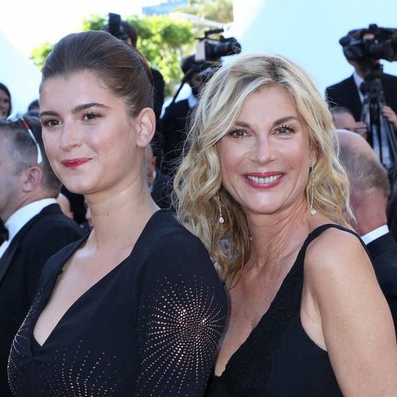 Michele Laroque (R) et sa fille Oriane Deschamps arrivent sur le tapis rouge avant la projection du film " Okja " lors de la 70e édition du Festival international du film de Cannes, à Cannes, en France, le 19 mai 2017.  Photo David Silpa/UPI/ABACAPRESS.COM