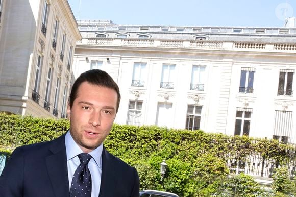 Jordan Bardella a dédicacé son livre, "Ce que je cherche" (Ed. Fayard), à Paris lors du déjeuner-débat de l’organisation Ethic. / Cédric Perrin / Bestimage