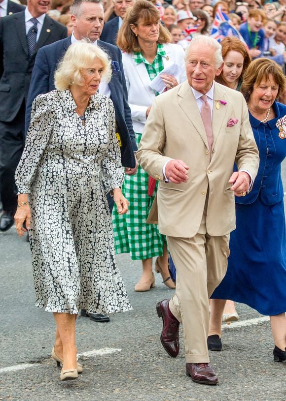 Le roi Charles III d'Angleterre et Camilla Parker Bowles, reine consort d'Angleterre, rencontrent le public à Newmarket, Royaume Uni, le 22 juillet 2025, lors de leur visite du National Stud et des salles du Jockey Club. © Tayfun Salci/ZUMA Press Wire / BestimageBestimage
