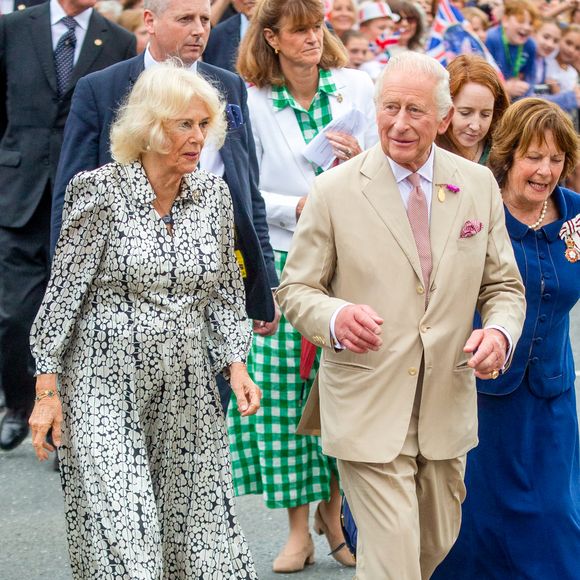 Le roi Charles III d'Angleterre et Camilla Parker Bowles, reine consort d'Angleterre, rencontrent le public à Newmarket, Royaume Uni, le 22 juillet 2025, lors de leur visite du National Stud et des salles du Jockey Club. © Tayfun Salci/ZUMA Press Wire / BestimageBestimage