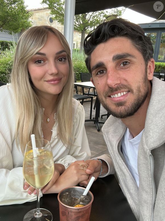 Ce samedi 27 septembre 2025, il a dévoilé les coulisses de sa demande en mariage. Dans un cadre idyllique, sur un catamaran, Raphaël Amsellem a posé le genou à terre face à sa dulcinée, qui lui a dit "oui".

Raphaël Amsellem et Manon Grasset le 3 juin 2025