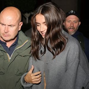 Depuis, les rumeurs vont bon train. Et celles-ci ne sont pas près de s'essouffler après la dernière apparition du duo. 

Ana de Armas sort d'un dîner privé organisé par la maison LVMH à Paris le 10 septembre 2024. Backgrid USA / Bestimage