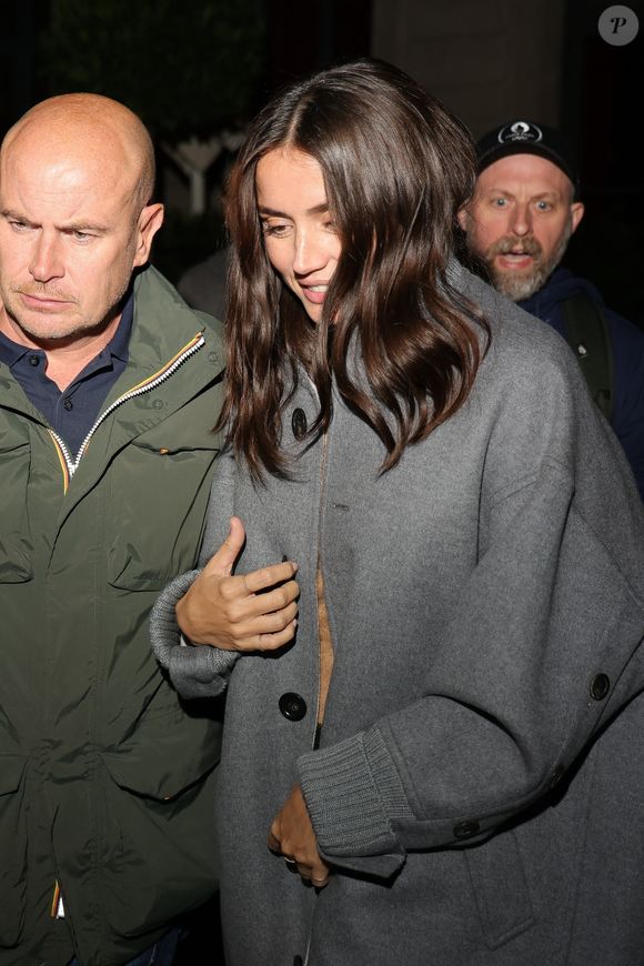 Depuis, les rumeurs vont bon train. Et celles-ci ne sont pas près de s'essouffler après la dernière apparition du duo. 

Ana de Armas sort d'un dîner privé organisé par la maison LVMH à Paris le 10 septembre 2024. Backgrid USA / Bestimage