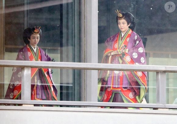 Les princesses japonaises Mako, à droite, et Kako, à gauche, assistent à la cérémonie de proclamation d'intronisation "Sokuirei-Seiden-no-Gi" au Palais impérial de Tokyo, au Japon, mardi 22 octobre 2019 dans l'après-midi. Photo par Jiji Press/POOL/ABACAPRESS.COM
