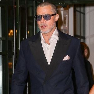 Brad Pitt et sa compagne, Ines de Ramon, ont été vus quittant leur hôtel, élégants, alors qu’ils se rendaient à la première du nouveau film “F1.” © Backgrid USA / Bestimage