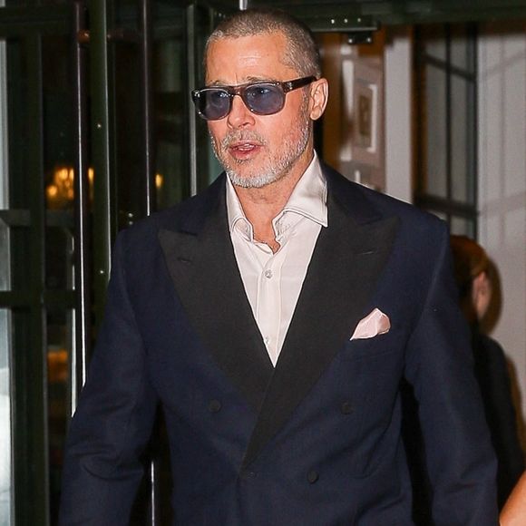 Brad Pitt et sa compagne, Ines de Ramon, ont été vus quittant leur hôtel, élégants, alors qu’ils se rendaient à la première du nouveau film “F1.” © Backgrid USA / Bestimage