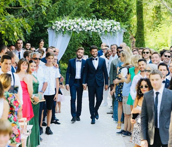 On peut ainsi y voir le couple de tourtereaux main dans la main.

Christophe Beaugrand et son mari.