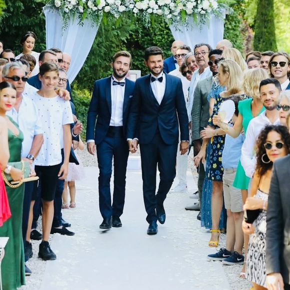On peut ainsi y voir le couple de tourtereaux main dans la main.

Christophe Beaugrand et son mari.