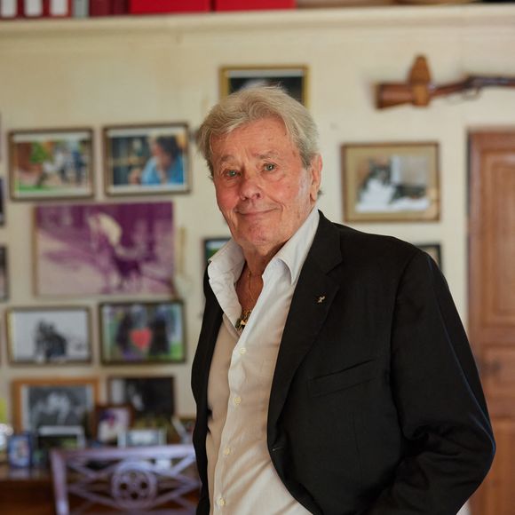 Une Bulgari modèle Octo Finissimo, gris argenté avec fond blanc. Sa valeur ? 17 000 euros. 

Exclusif - Alain Delon dans sa maison de Douchy-Montcorbon le 13 juin 2021.

© Cyril Moreau / Bestimage