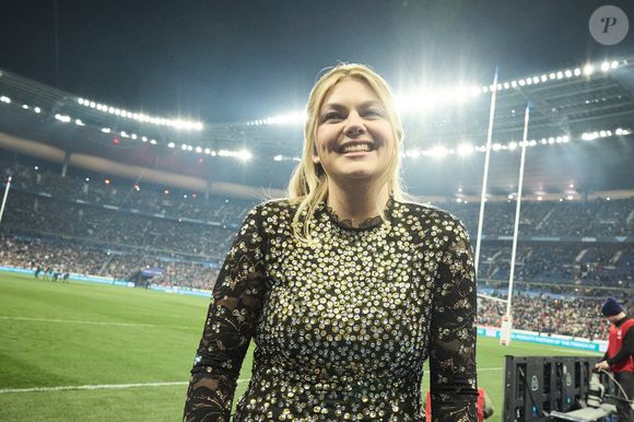 La chanteuse Louane (Louane Emera), représentante de la France au concours de l'Eurovision, interpréte pour la première fois son titre Maman, en hommage à sa mère décédée lorsqu'elle avait 17 ans, devant les 80 000 spectateurs, suspendue sur une plateforme, plusieurs mètres au-dessus de la pelouse et des musiciens, du Stade de France à la mi-temps du match du Tournoi des Six Nations opposant la France à l'Écosse, à Saint-Denis, Seine Saint-Denis, France, le 15 mars 2025. © Cyril Moreau/Bestimage