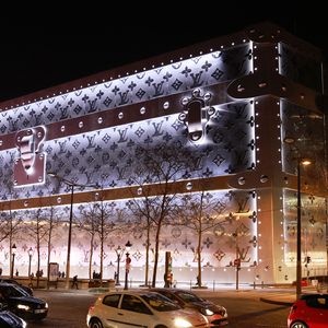 Louis Vuitton va ouvrir son hôtel de luxe de 6000 m2 sur les Champs Elysées !  Situé au 103 avenue des Champs-Elysées à Paris, ce bâtiment incroyable se situera juste en face du célèbre flagship de Louis Vuitton.
 Jack Tribeca/Bestimage