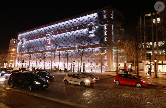 Louis Vuitton va ouvrir son hôtel de luxe de 6000 m2 sur les Champs Elysées !  Situé au 103 avenue des Champs-Elysées à Paris, ce bâtiment incroyable se situera juste en face du célèbre flagship de Louis Vuitton.
 Jack Tribeca/Bestimage