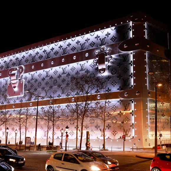 Louis Vuitton va ouvrir son hôtel de luxe de 6000 m2 sur les Champs Elysées !  Situé au 103 avenue des Champs-Elysées à Paris, ce bâtiment incroyable se situera juste en face du célèbre flagship de Louis Vuitton.
 Jack Tribeca/Bestimage