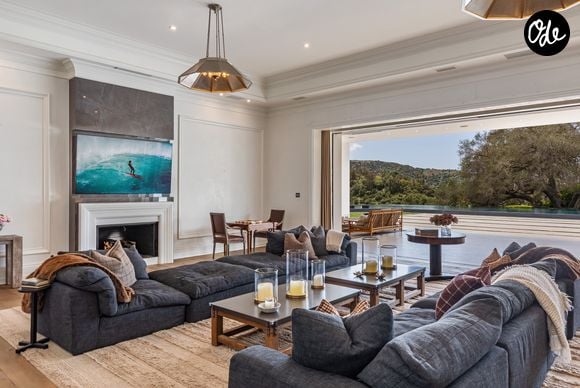 L’ancienne propriété de Ben Affleck et Jennifer Lopez à Beverly Hills s’étend sur près de deux hectares. La résidence compte 12 chambres, 24 salles de bains, une piscine à débordement, un vaste complexe sportif et un garage pouvant accueillir 12 voitures. Crédit photo : Simon Berlyn.