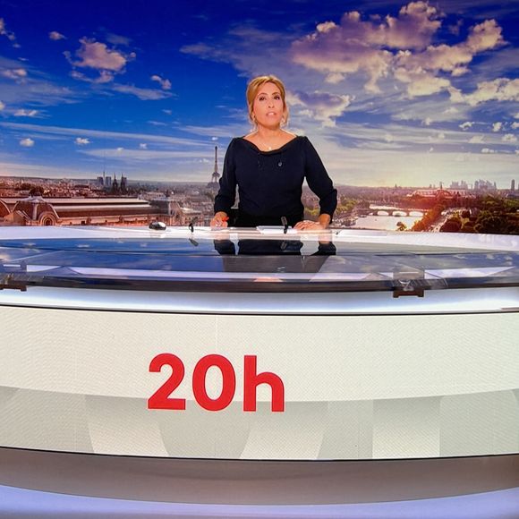 Léa Salamé a dévoilé les coulisses de la dernière heure avant le 20h de France 2 dans une vidéo publiée sur Instagram.

Captures d'écran de Léa Salamé qui présente son premier journal de 20 heures sur France 2. © Alain Guizard / Bestimage
