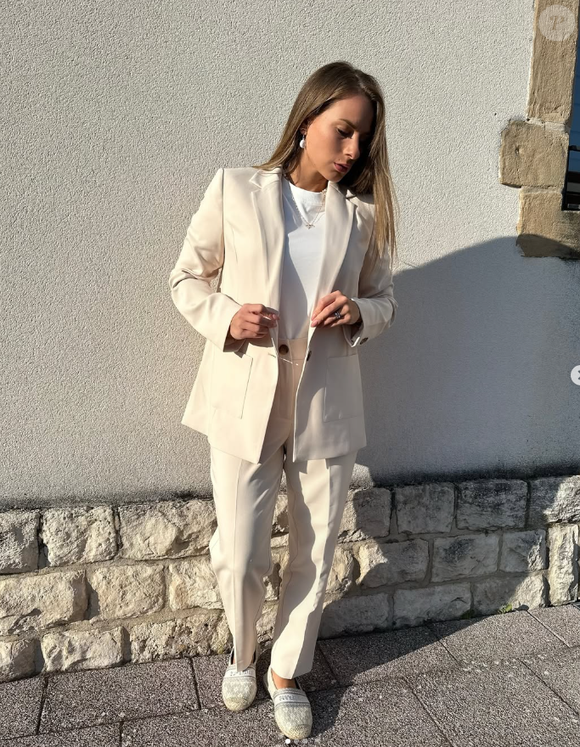 Camille Santoro de "Familles nombreuses" classe en blanc - Instagram, le 22 août 2024