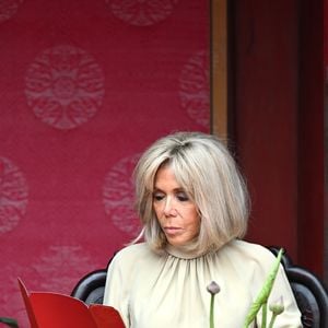 Info - Décès de Anne-Marie Trogneux, soeur de Brigitte Macron à l’âge de 93 ans - Le président français Emmanuel Macron et sa femme Brigitte Macron, accompagnés du Secrétaire général du Parti communiste vietnamien To Lam et de sa femme Ngo Phong Ly, visitent le Temple de la Littérature à Hanoï, le 26 mai 2025. 
© Jeanne Accorsini / Pool / Bestimage
