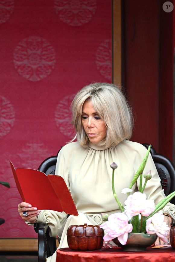 Info - Décès de Anne-Marie Trogneux, soeur de Brigitte Macron à l’âge de 93 ans - Le président français Emmanuel Macron et sa femme Brigitte Macron, accompagnés du Secrétaire général du Parti communiste vietnamien To Lam et de sa femme Ngo Phong Ly, visitent le Temple de la Littérature à Hanoï, le 26 mai 2025. 
© Jeanne Accorsini / Pool / Bestimage