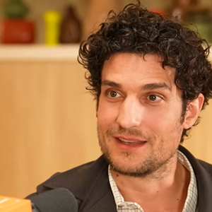 Capture d'écran podcast AURA de TF1 avec Louis Garrel