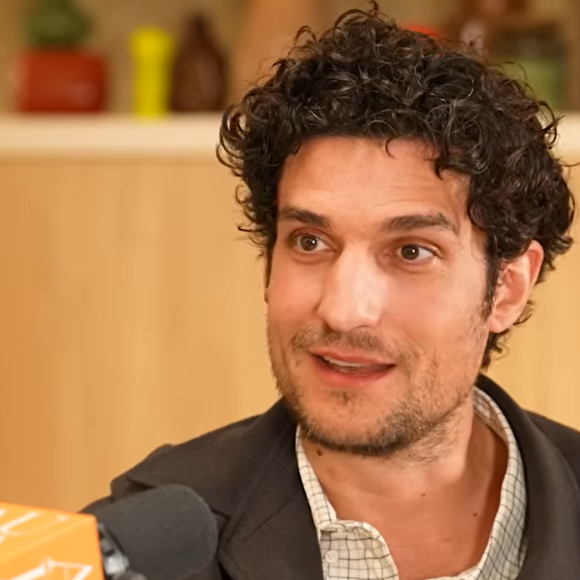 Capture d'écran podcast AURA de TF1 avec Louis Garrel
