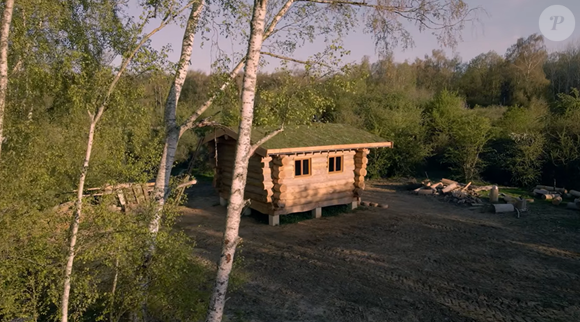 Vianney en pleine construction de sa cabane en bois sur YouTube.